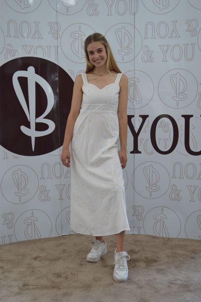 VESTIDO BORDADO COM MALMEQUERES COMPRIDO DE ALÇAS COM LAÇO NAS COSTAS